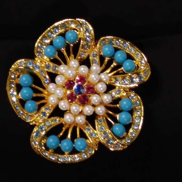 BELLAYOU Jewelry - FLOWER BROOCH WITH LIGHT BLUE RHINESTONES & WHITE